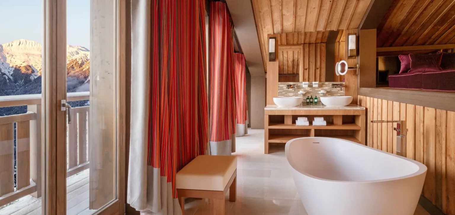 Appartement Les Neiges Baignoire vue terrasse, Hôtel Les Neiges Courchevel