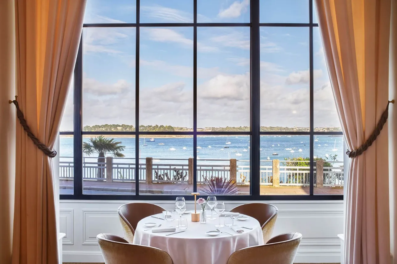 Salle avec vue sur mer du restaurant le George V au grand hôtel de Dinard