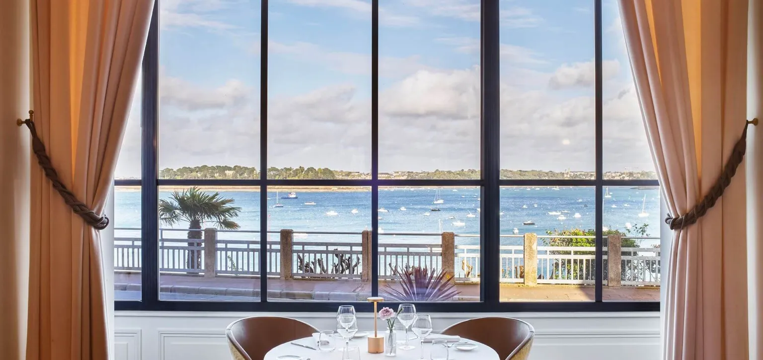 Salle avec vue sur mer du restaurant le George V au grand hôtel de Dinard
