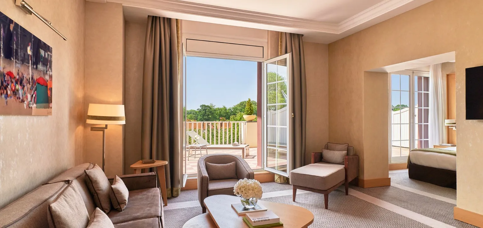Deluxe suite terrasse à l'hôtel du Golf à Deauville avec vue sur salon