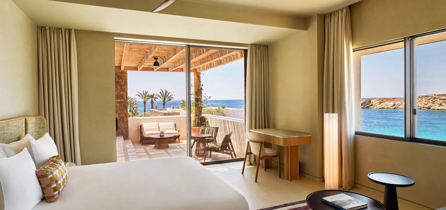 Junior Suite Paraga Jacuzzi, Vue Mer chambre, terrasse - Fouquet's Mykonos