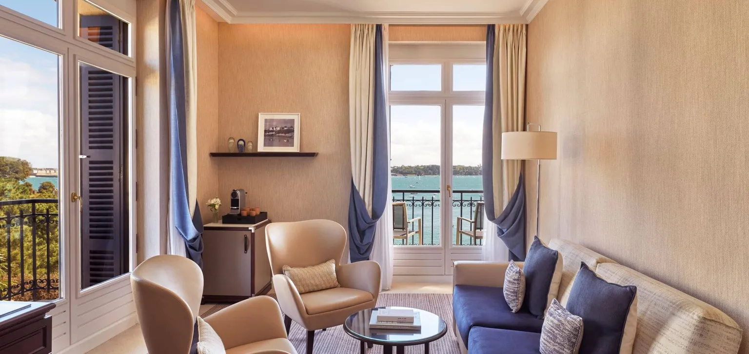 Espace salon de la junior suite mer du grand hôtel de Dinard