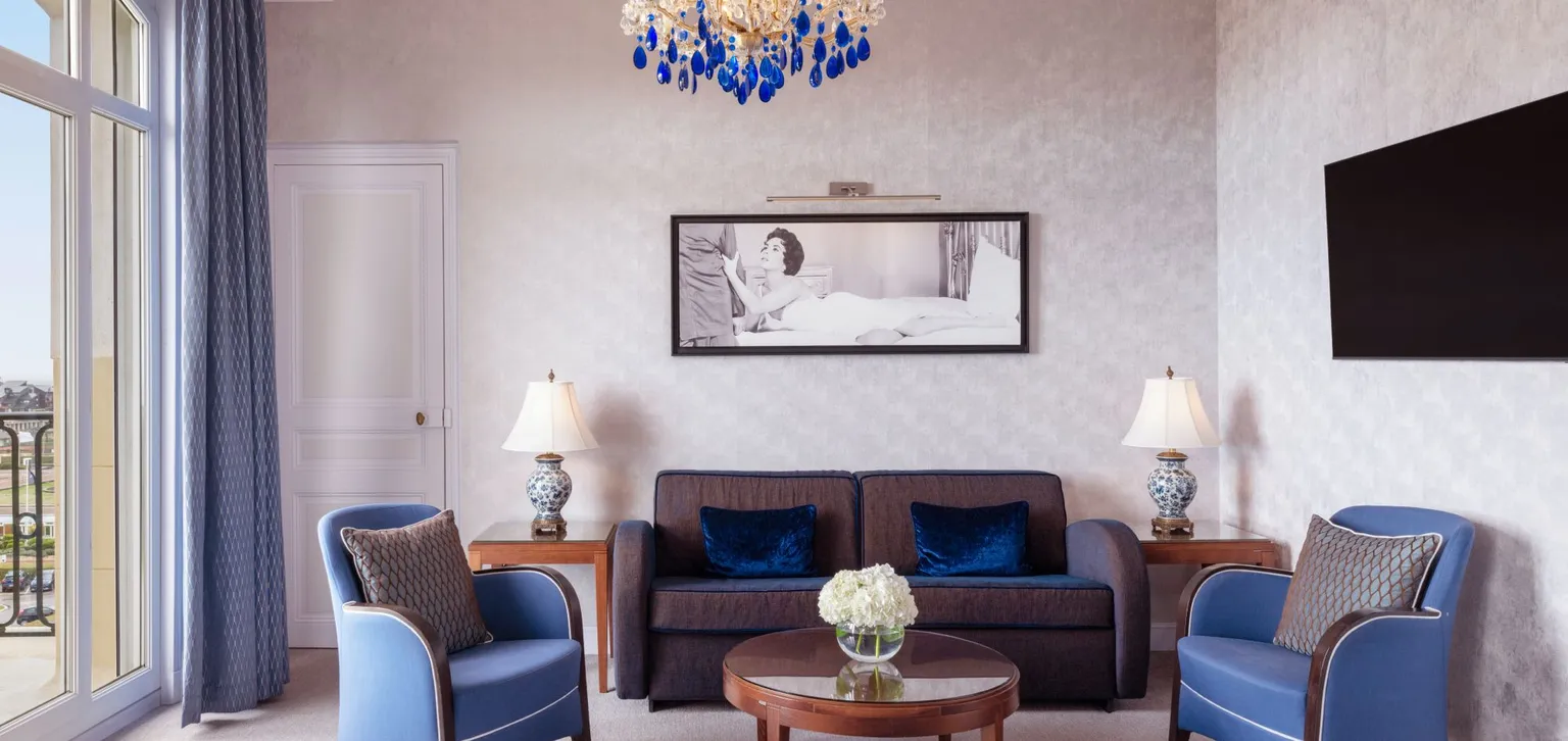 salon de la suite junior liz taylor à l'hôtel le royal à deauville