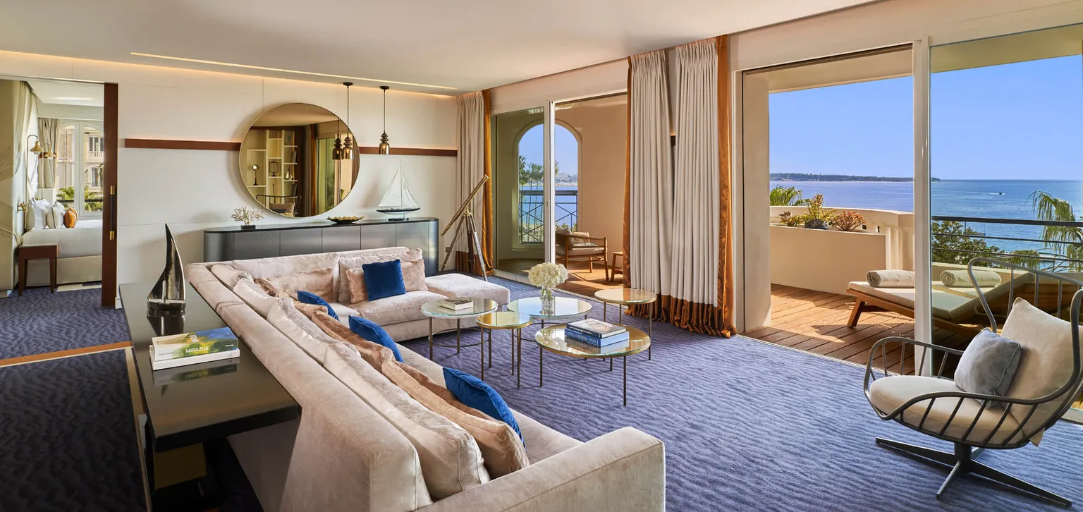 Salon avec terrasse de la Suite RIviera à l'Hôtel Le Majestic Cannes