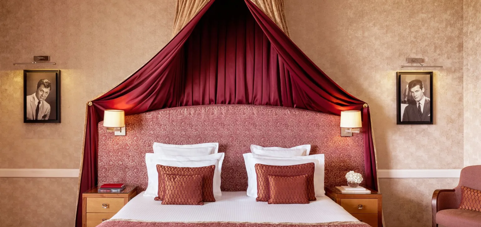 tête de lit de la suite amicalement votre à l'hôtel le royal à deauville