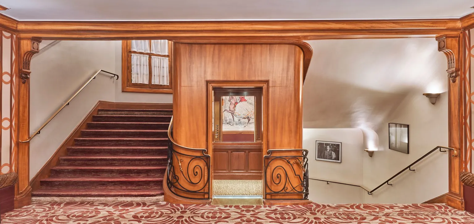 Deauville Hôtel Le Normandy à Deauville, escaliers, boiseries