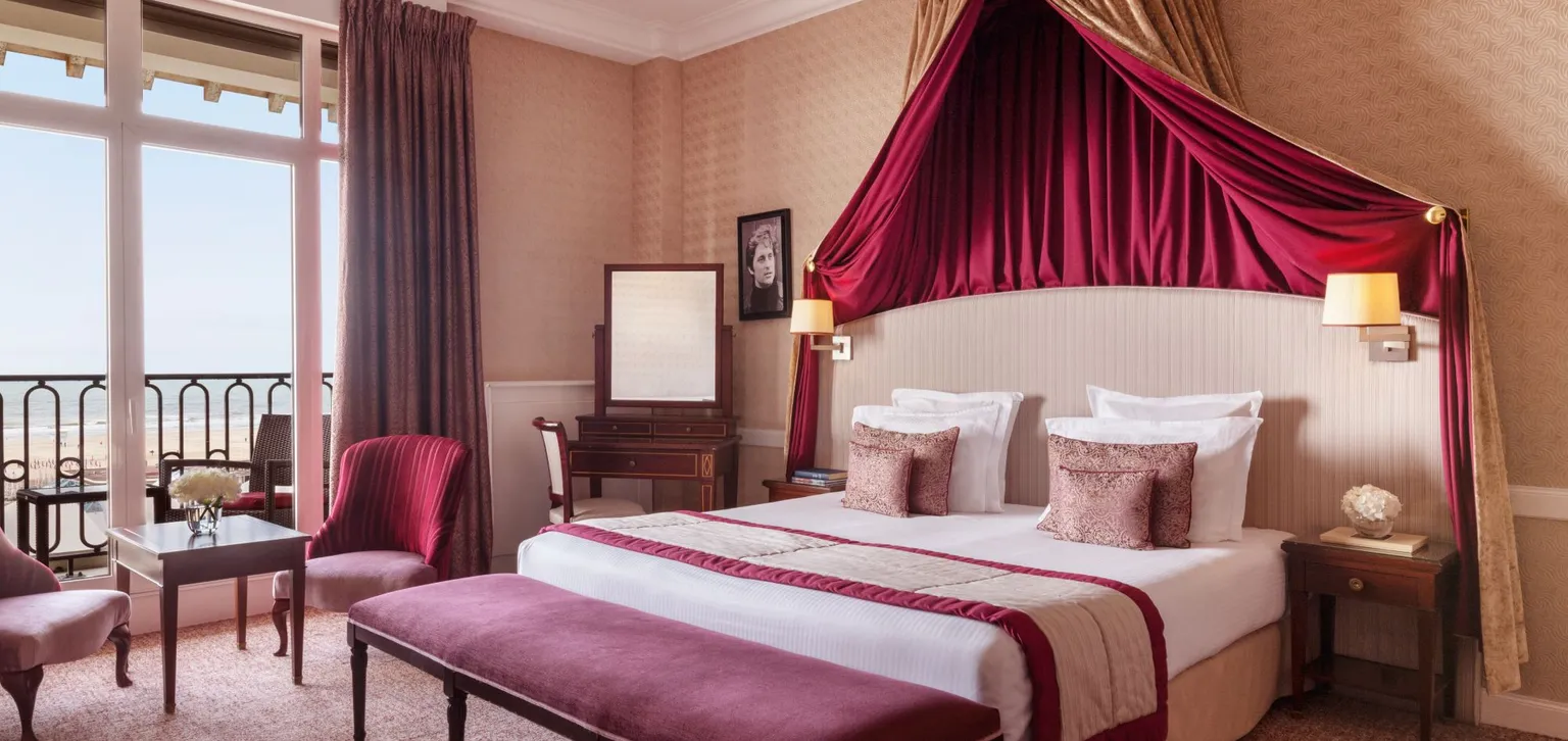Chambre de la suite prestige mer à l'hôtel le royal à deauville