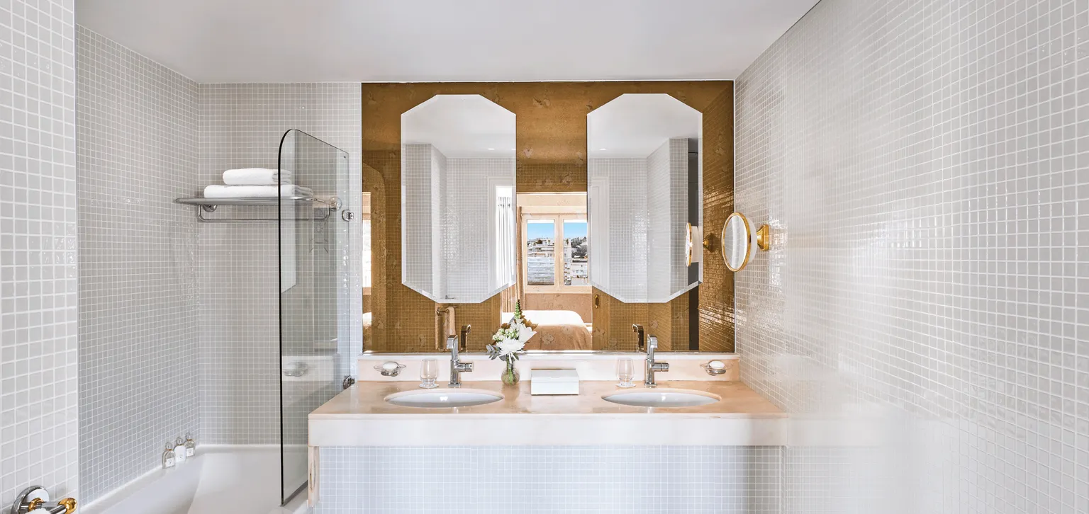 Salle de bain Suite Supérieure Vue Partielle Mer Le Majestic Cannes