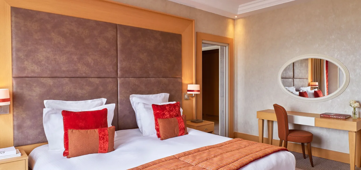 Deluxe suite terrasse à l'hôtel du Golf à Deauville avec vue sur chambre