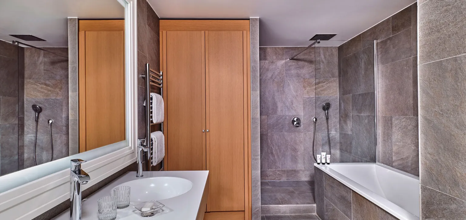 Suite Deluxe à l'Hôtel du Golf à Deauville avec vue sur la salle de bain