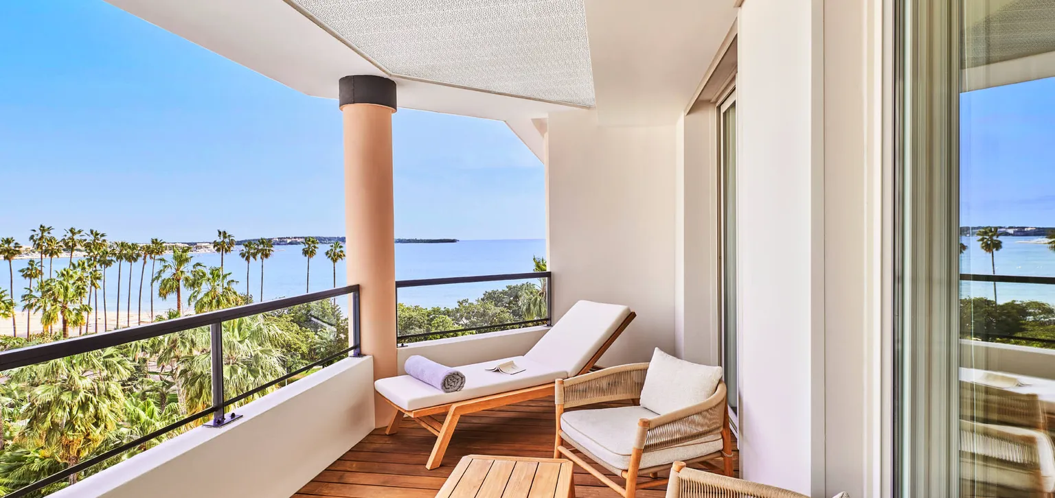 Suite prestige terrasse vue mer avec transats Hôtel Majestic Cannes