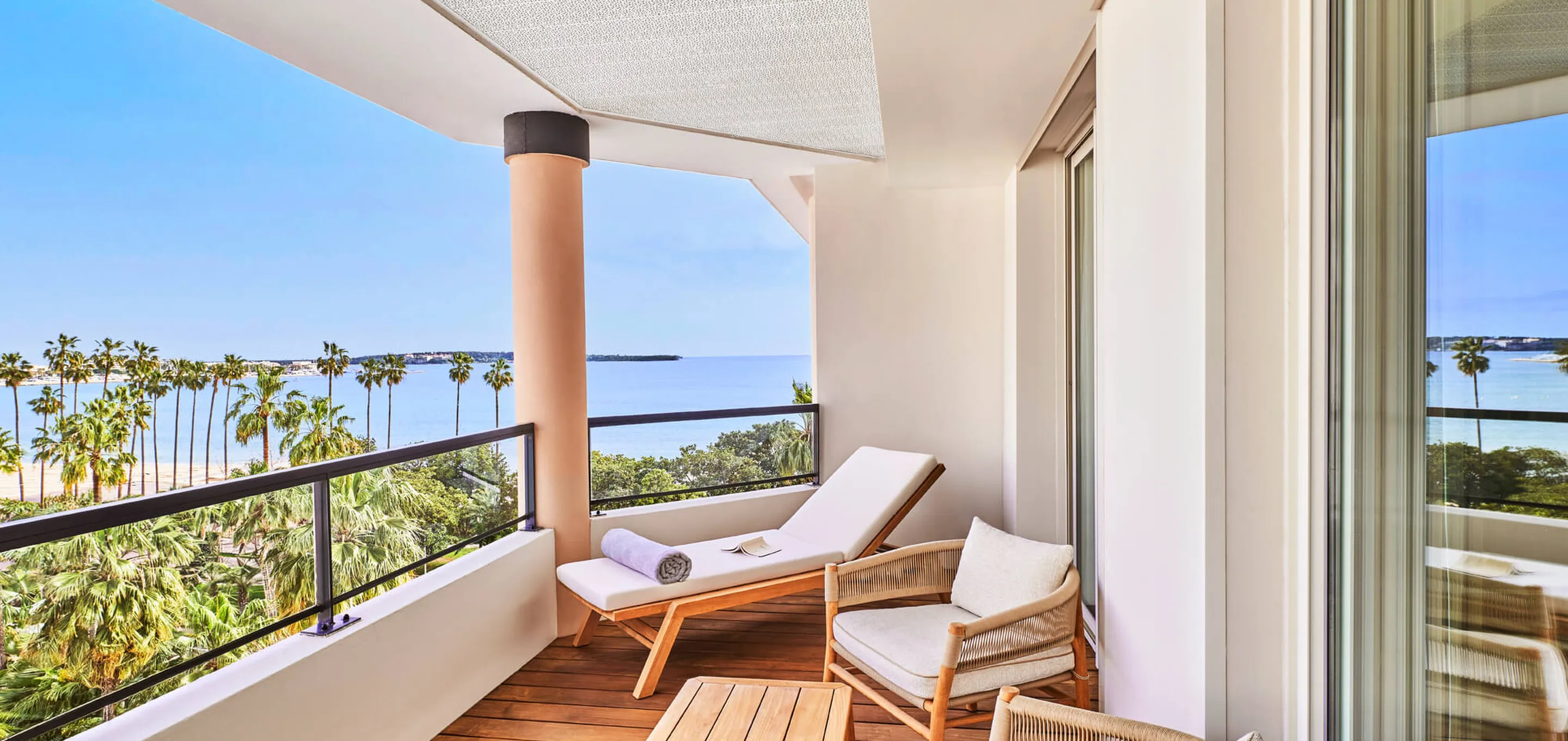 Suite prestige terrasse vue mer avec transats Hôtel Majestic Cannes