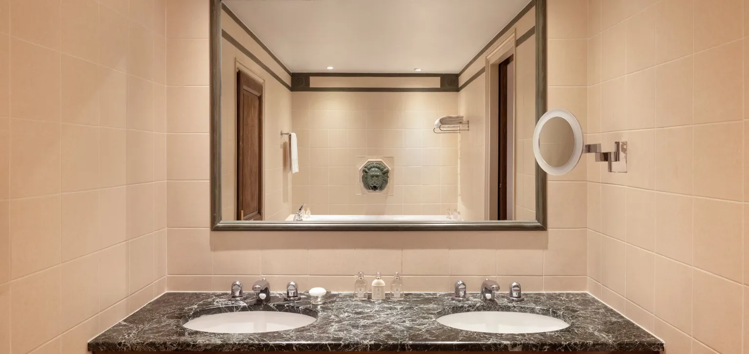 Salle de bain de la suite prestige mer à l'hôtel le royal à deauville