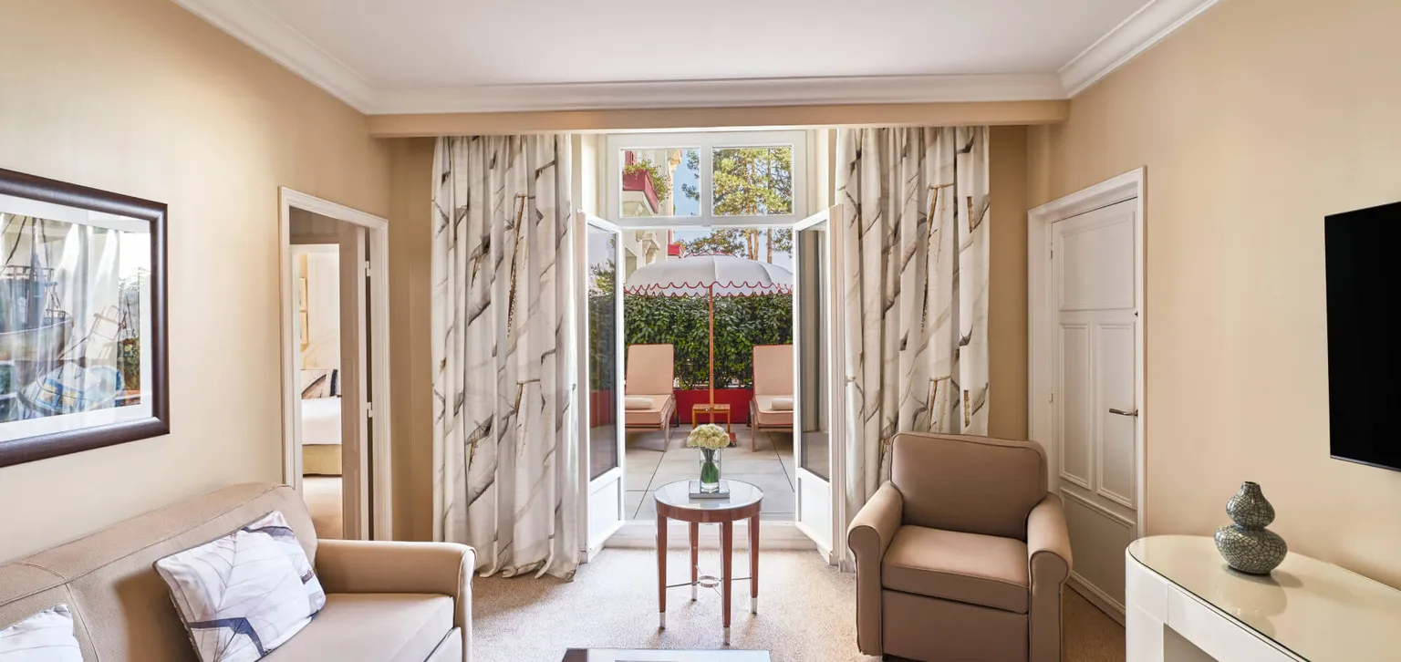 Junior suite prestige terrasse, salon L'Hermitage