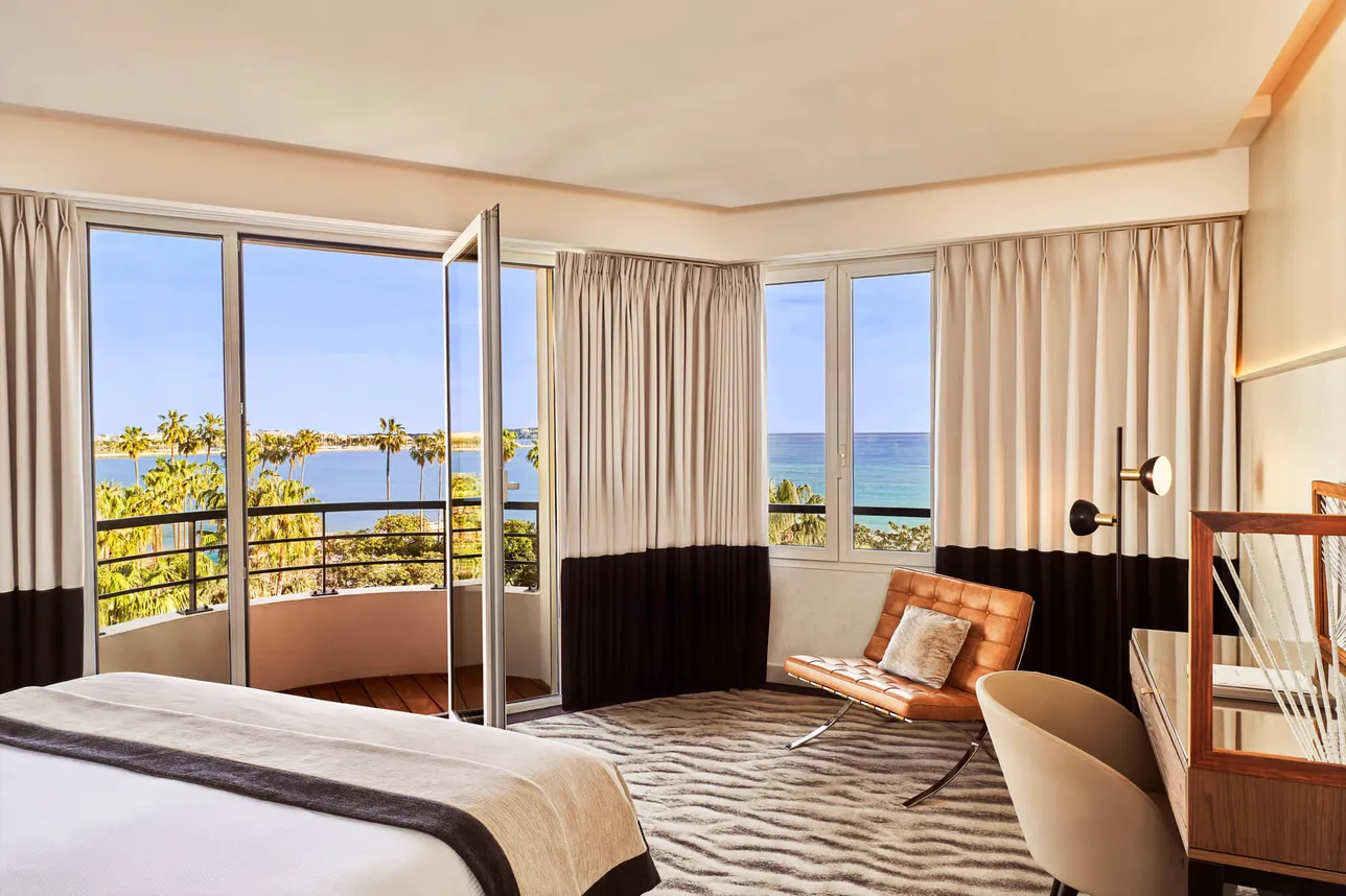 Chambre vue mer de la Suite Horizon à l'Hôtel Barrière Le Majestic Cannes