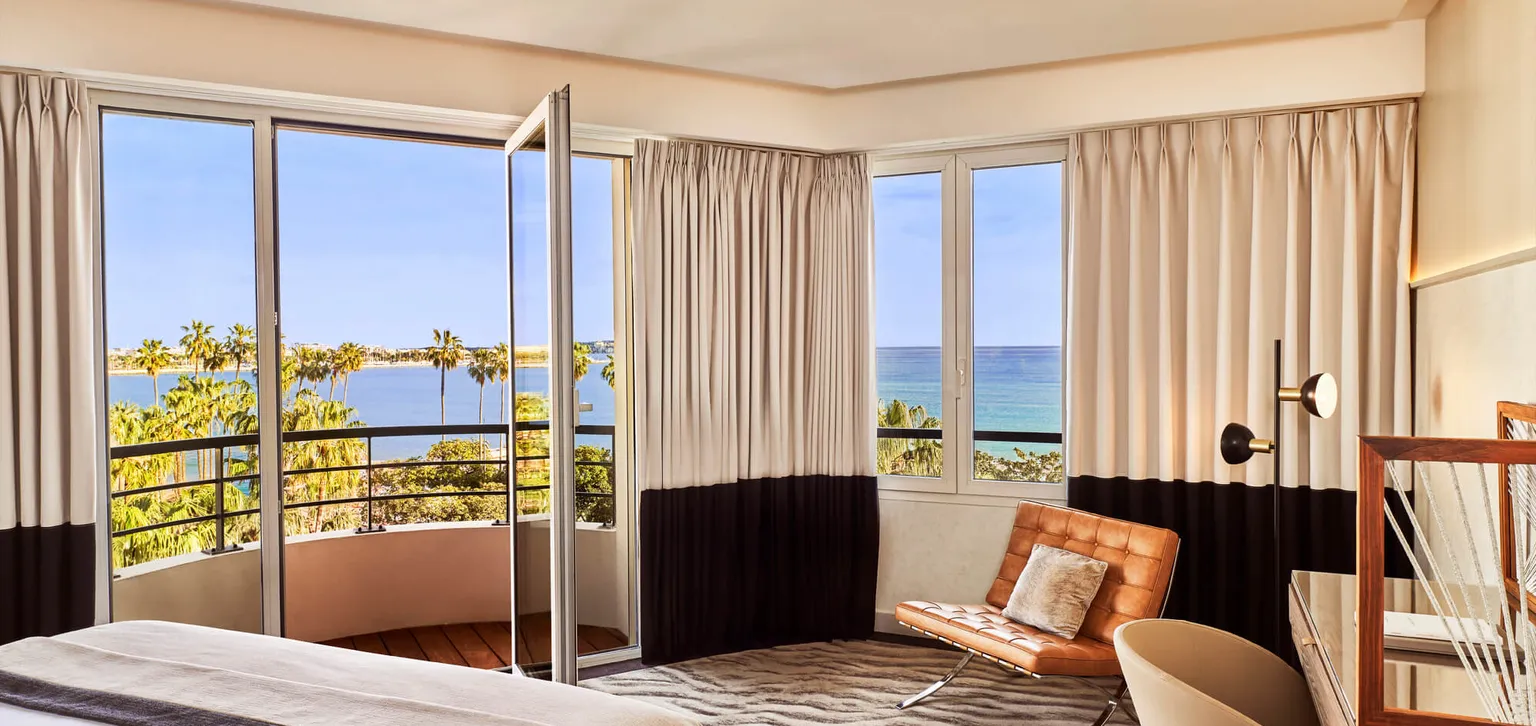 Chambre vue mer de la Suite Horizon à l'Hôtel Barrière Le Majestic Cannes