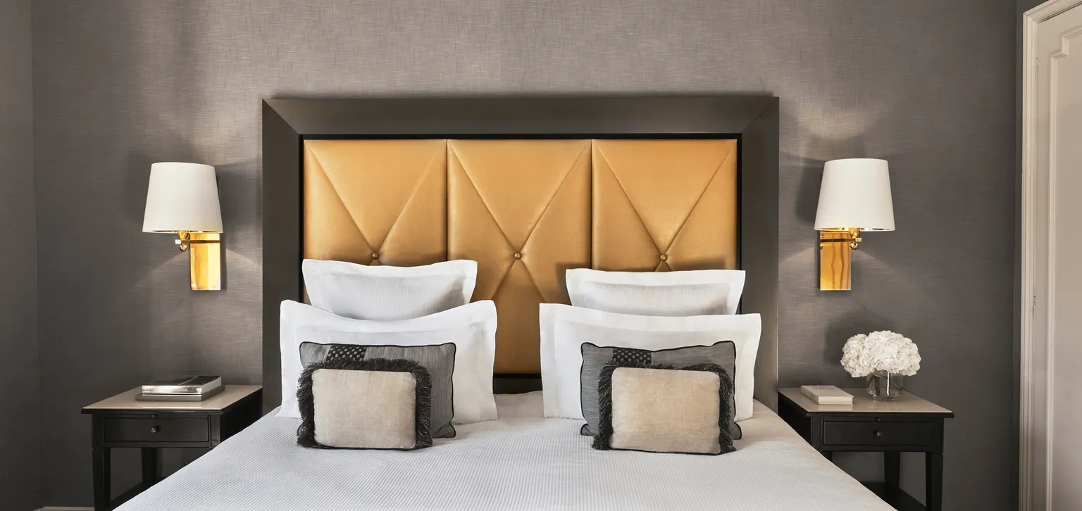 Lit de la chambre deluxe vue partielle mer au Majestic à Cannes