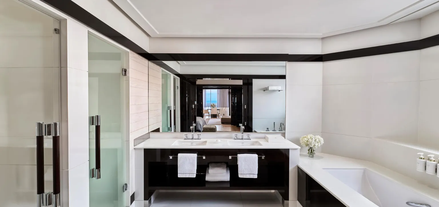 Salle de bain de la Suite Majestic à l'Hôtel Barrière Le Majestic Cannes