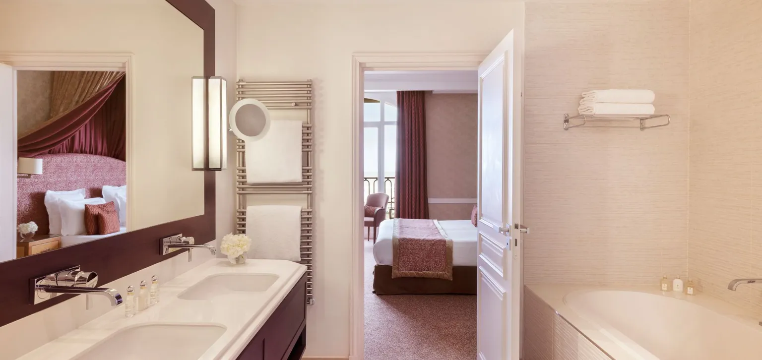 Salle de bain de la suite amicalement votre à l'hôtel le royal à deauville