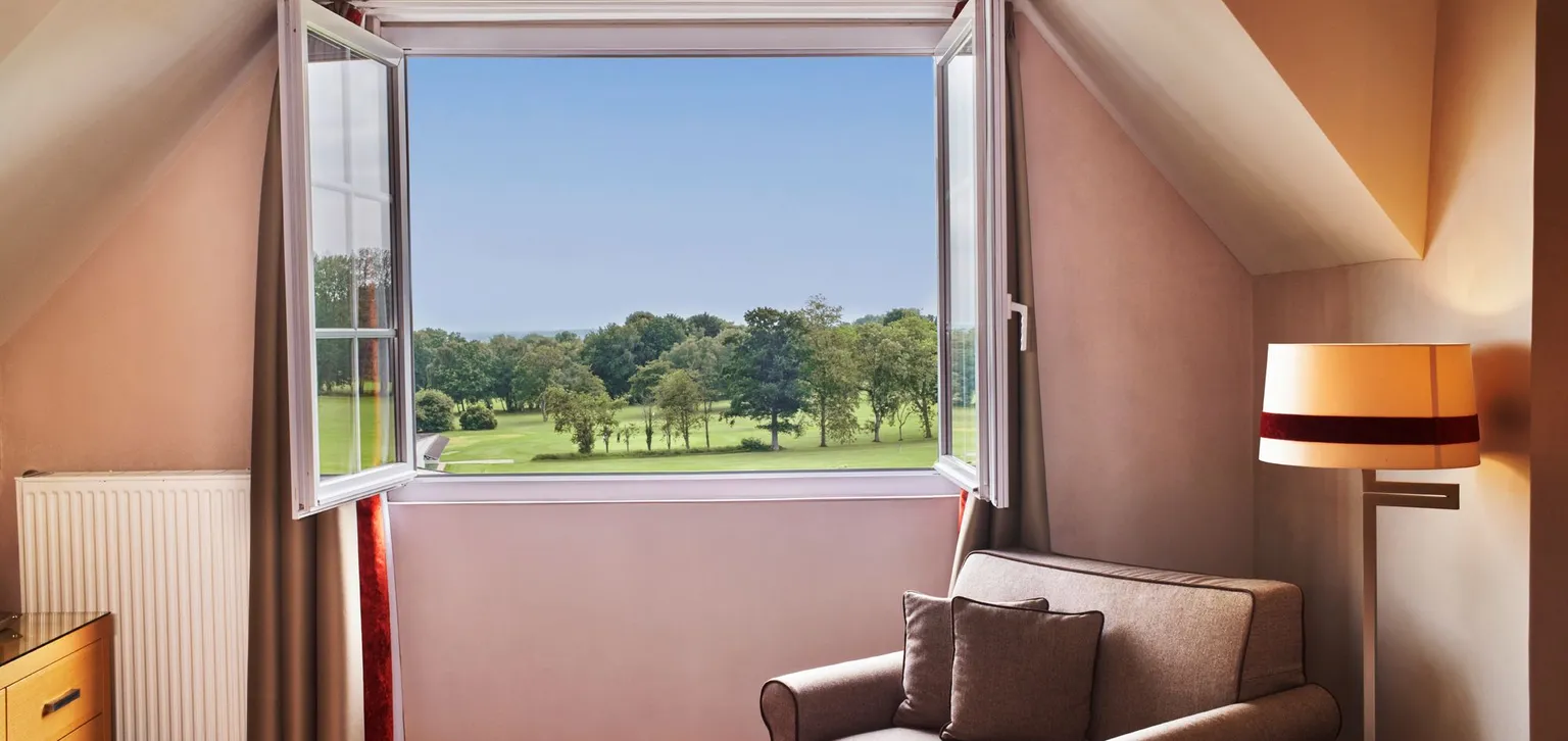 Chambre exécutive à l'hôtel du Golf à Deauville avec vue sur l'extérieur
