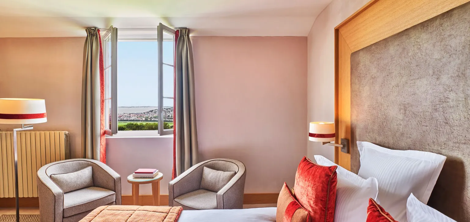 Chambre supérieure mer à l'hôtel du Golf à Deauville avec vue d'ensemble avec fenêtre