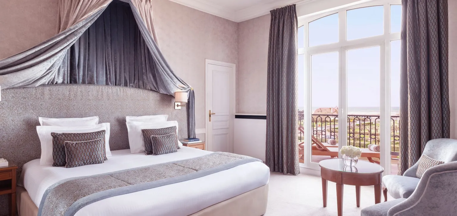 Chambre de la chambre deluxe à l'hôtel le royal à deauville