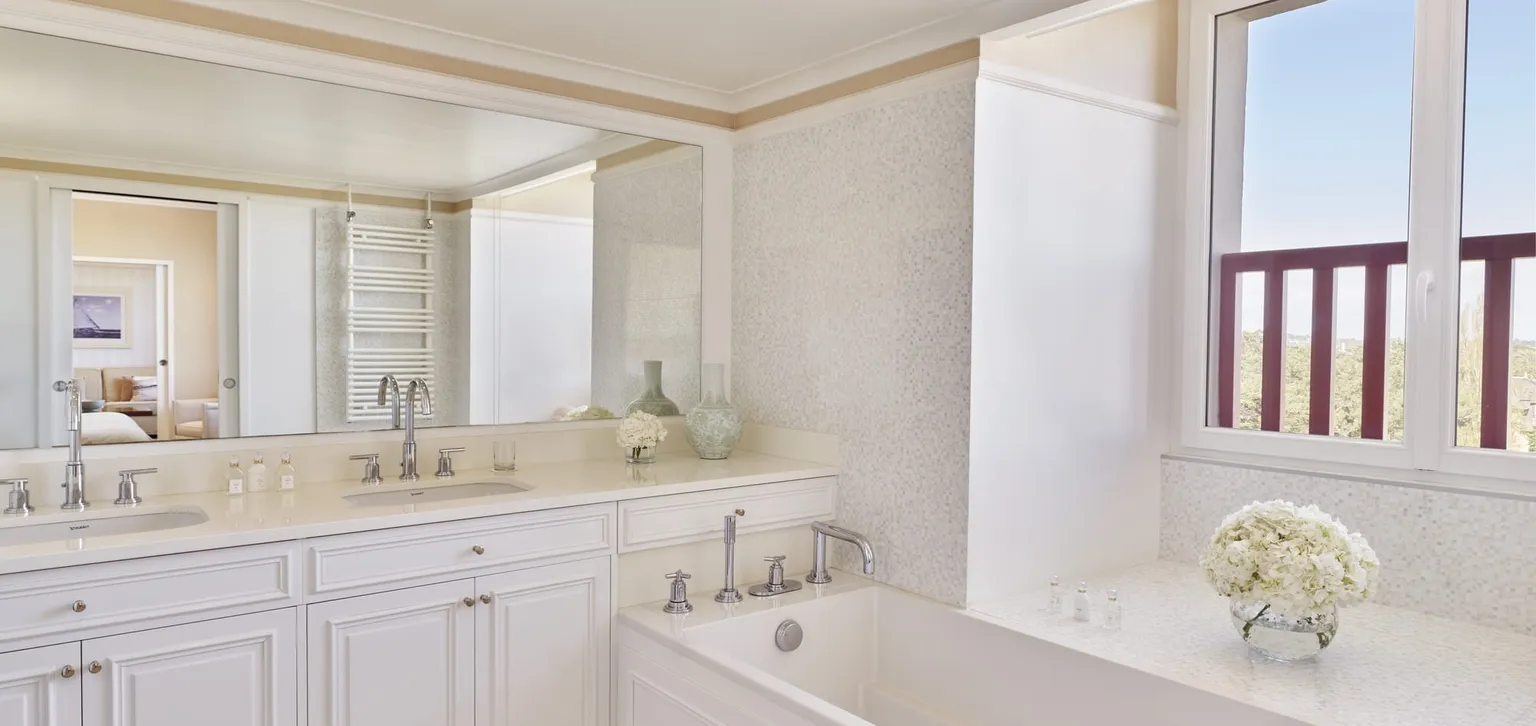 Salle de bain de la junior suite prestige mer de l'hôtel l'Hermitage à la Baule