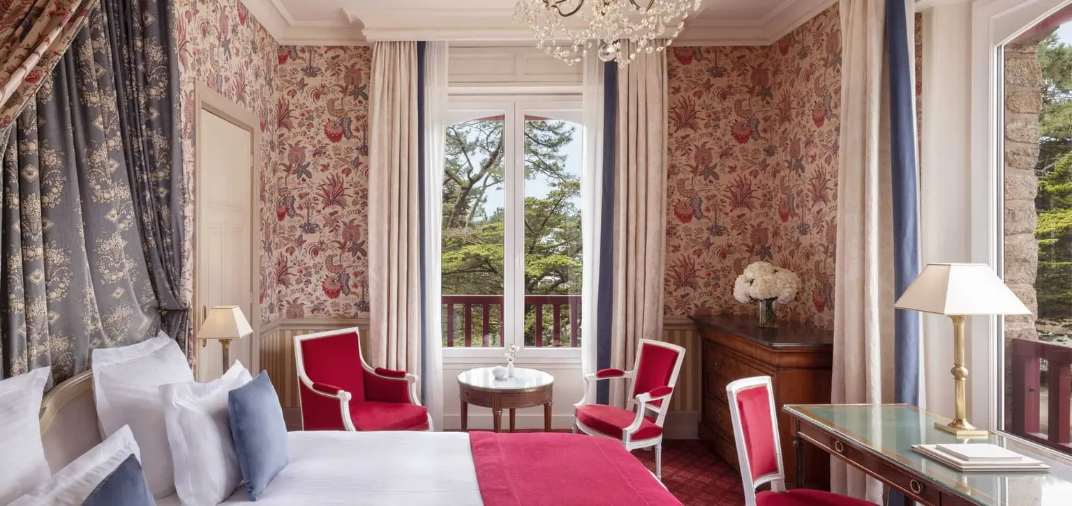 Espace nuit de la chambre supérieure de l'hôtel Le Castel Marie-Louise à La Baule