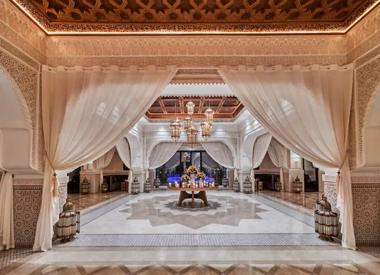 Lobby de nuit à l'Hôtel Le Naoura Marrakech