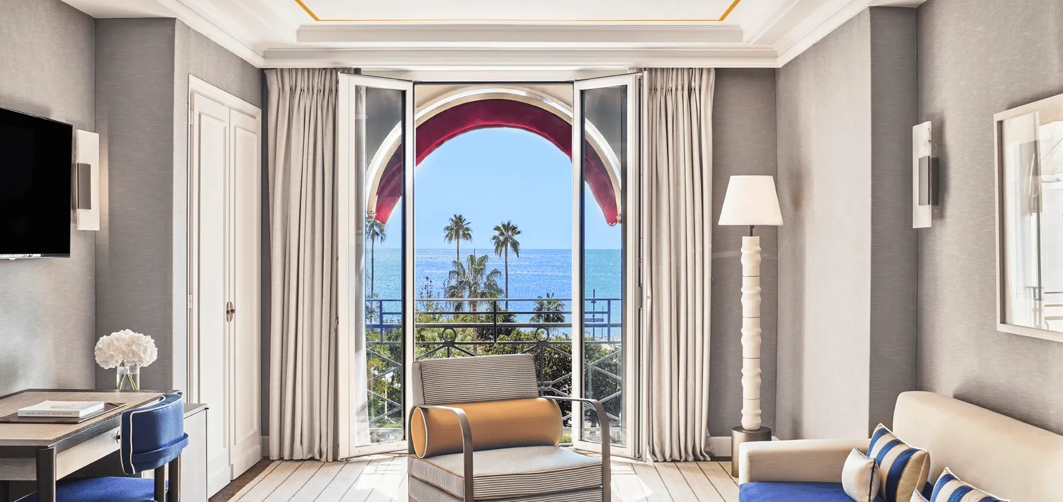 Salon et vue mer Suite Deluxe Vue Mer Le Majestic Cannes