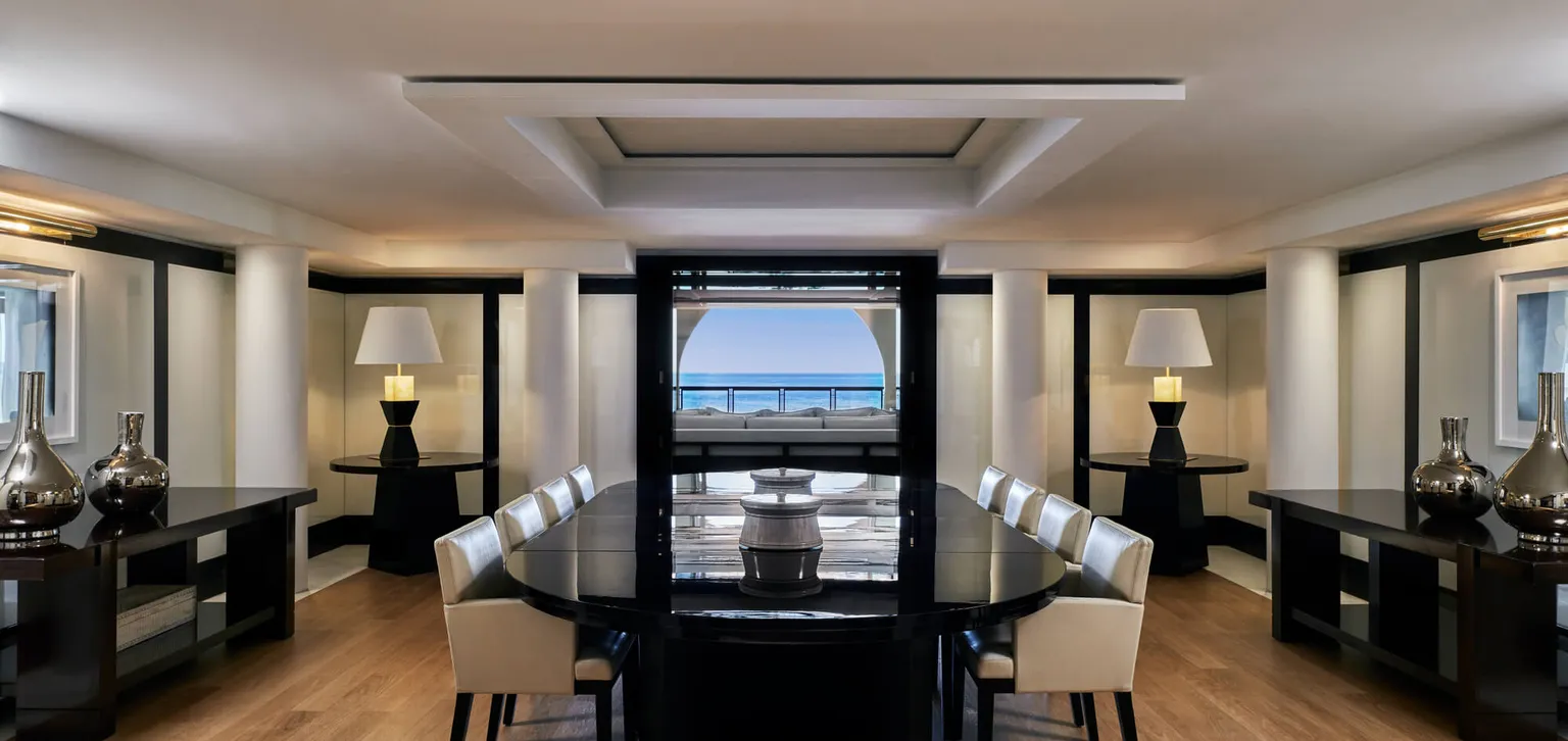 Grande salle à manger de la Suite Majestic à l'Hôtel Barrière Le Majestic Cannes