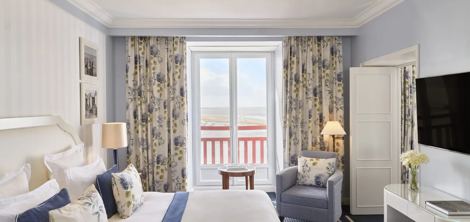 Partie nuit de la suite prestige mer de l'hôtel l'Hermitage à la Baule