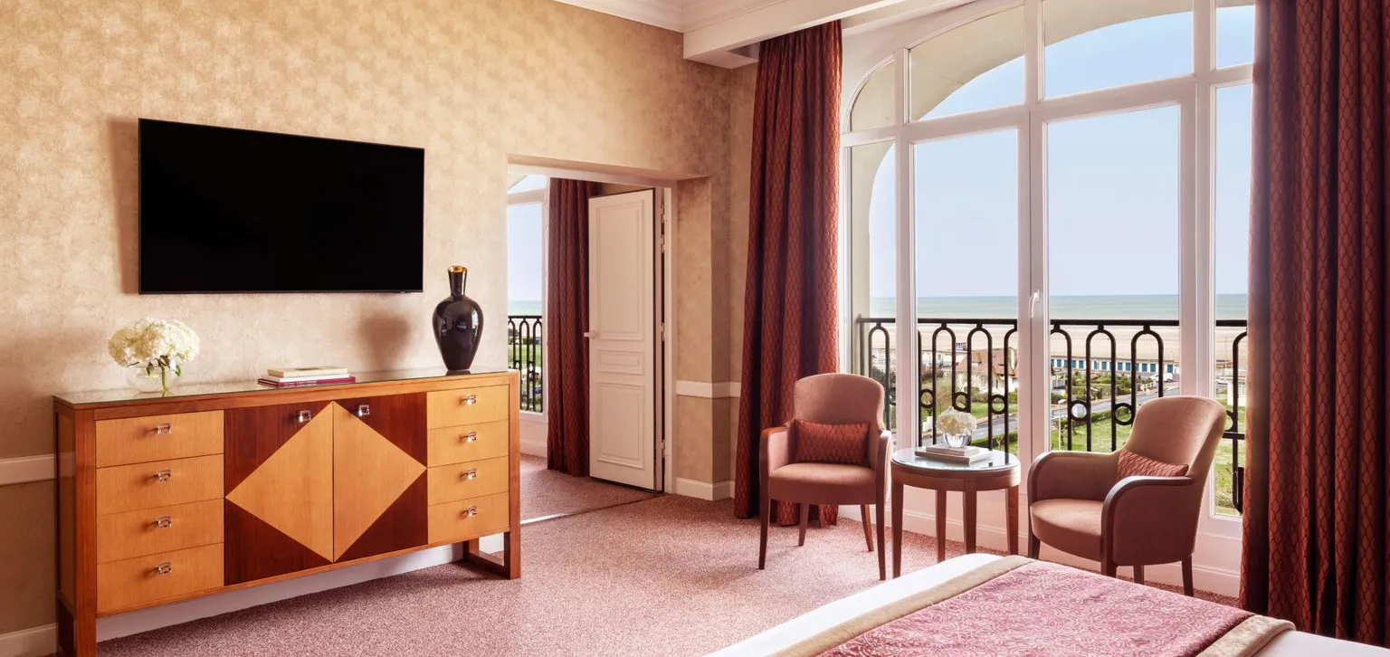 Fenêtre et télé de la suite amicalement votre à l'hôtel le royal à deauville