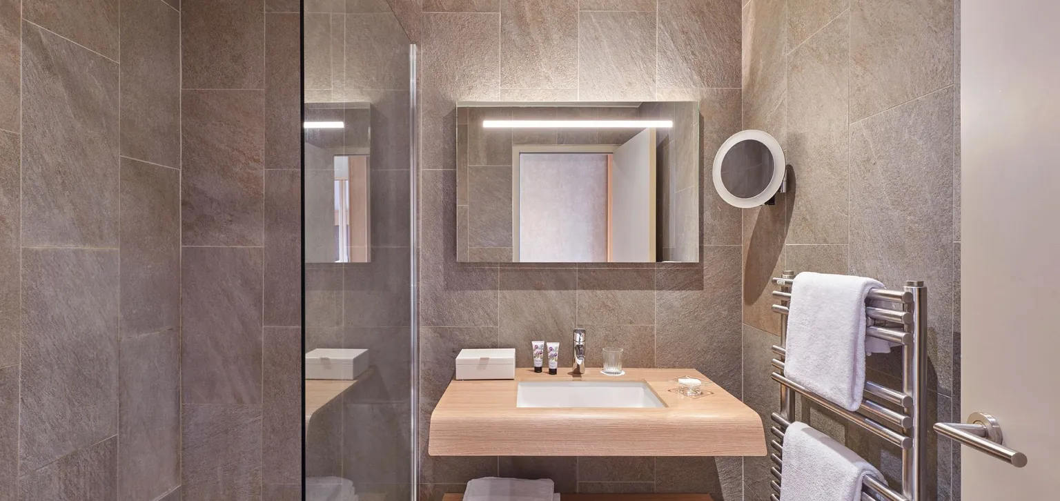 Chambre deluxe à l'hôtel du Golf à Deauville avec vue sur la salle de bain