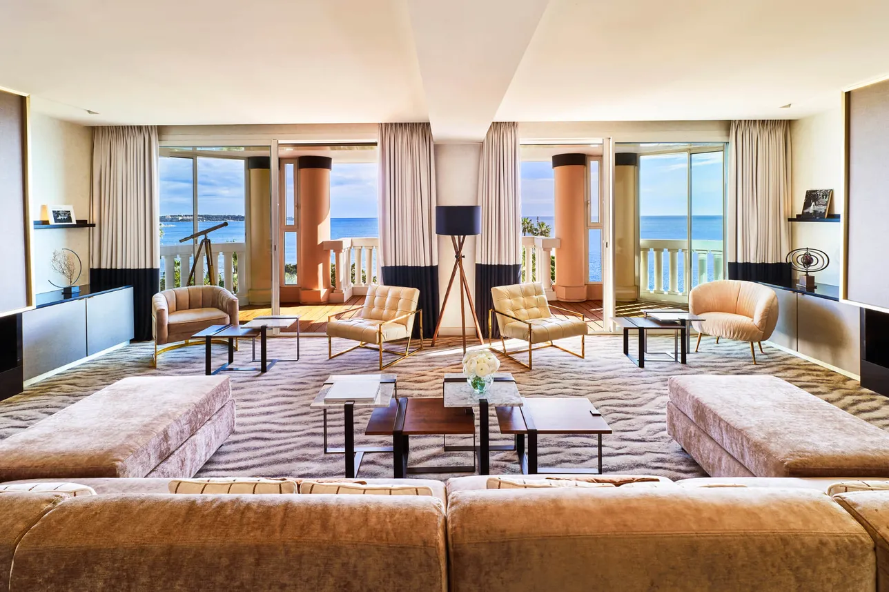 Grand salon de la Suite Horizon à l'Hôtel Barrière Le Majestic Cannes