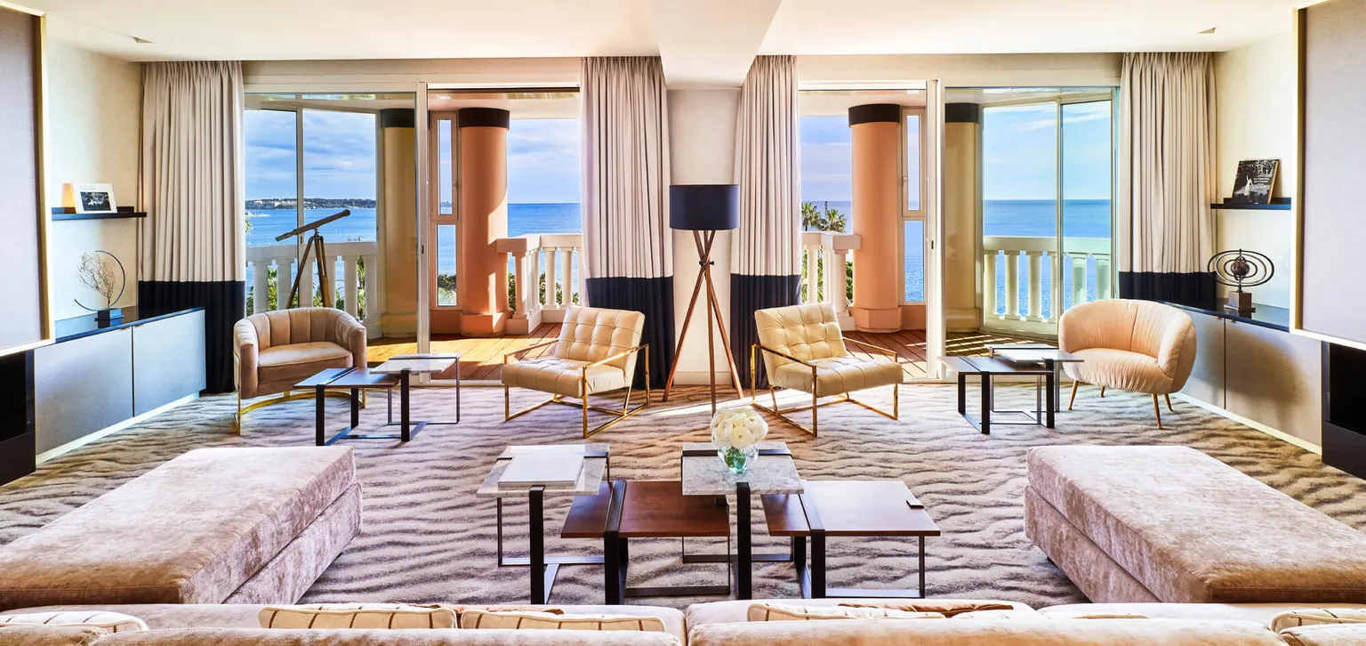 Grand salon de la Suite Horizon à l'Hôtel Barrière Le Majestic Cannes