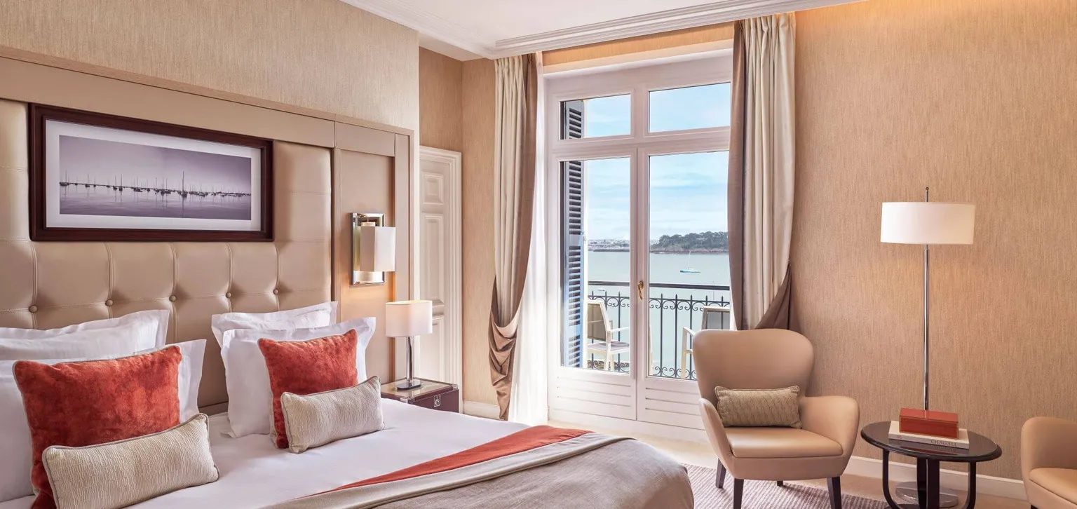 Espace nuit de la chambre Deluxe du grand hôtel de Dinard