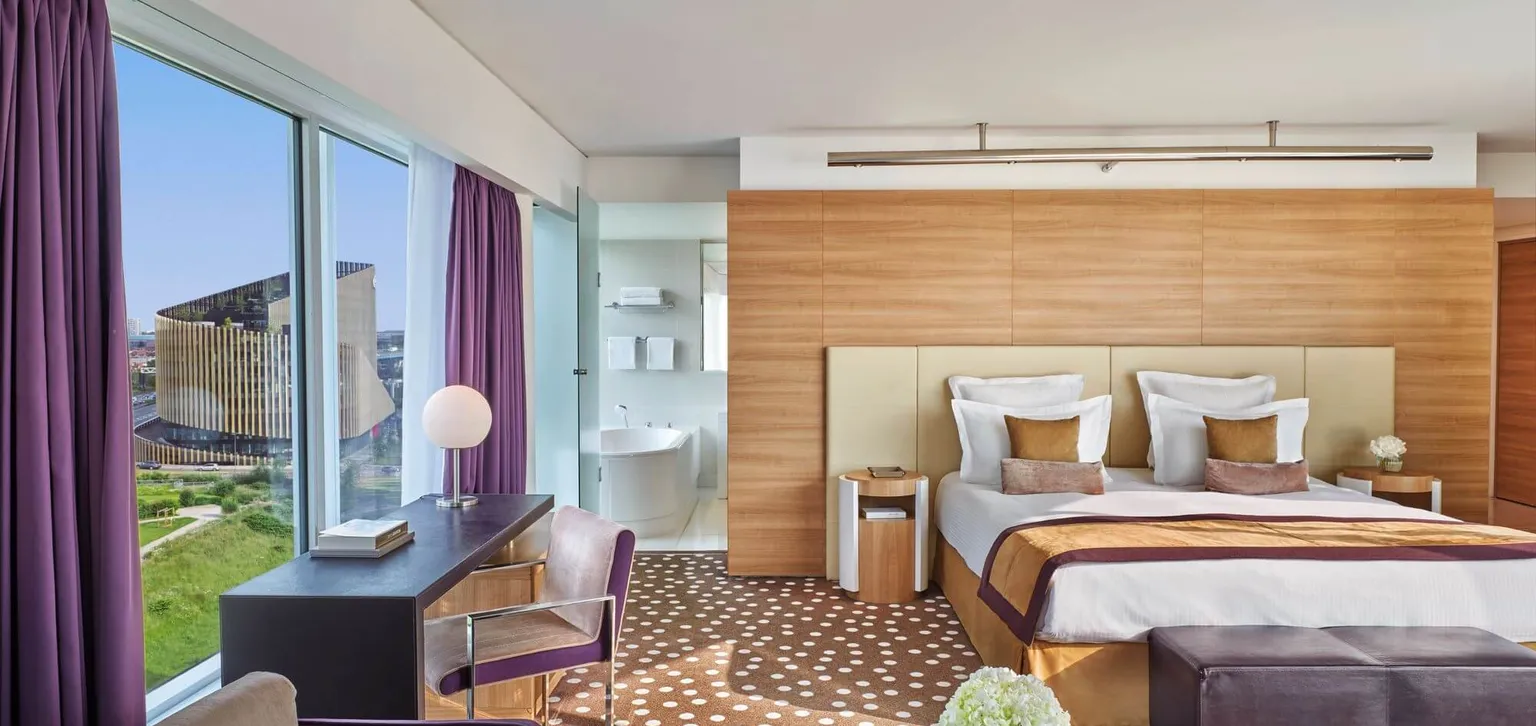 Chambre avec baie vitrée à l'hôtel Barrière Lille