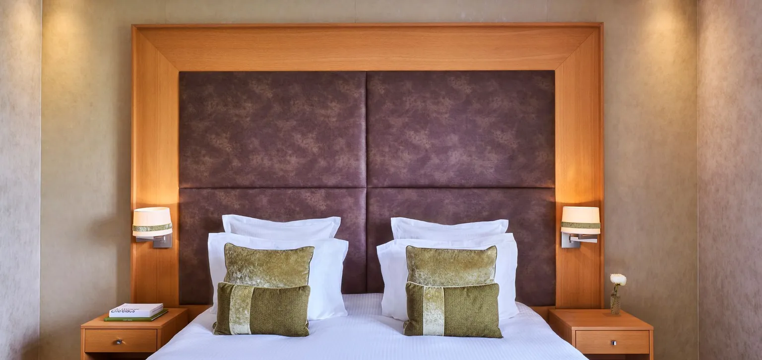 Suite deluxe à l'hôtel du Golf à Deauville avec vue sur tête de lit