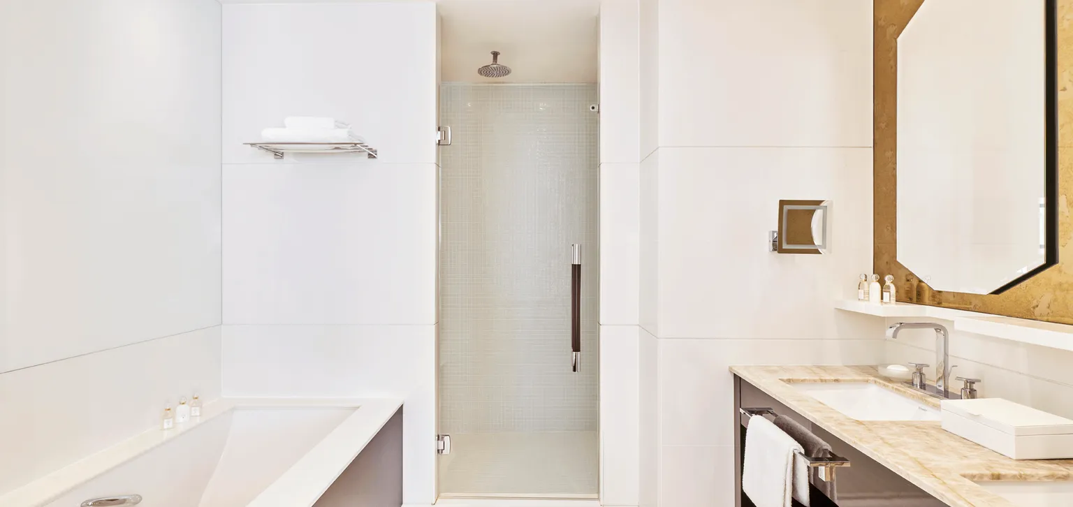 Baignoire Junior suite vue partielle mer Le Majestic Cannes