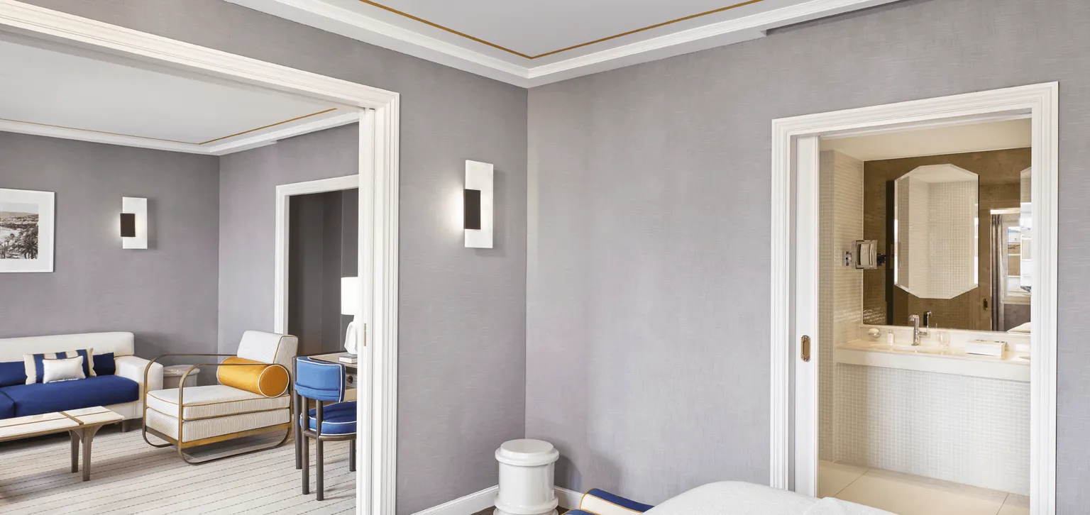 Salle de bain et salon Suite Supérieure Vue Partielle Mer Le Majestic Cannes