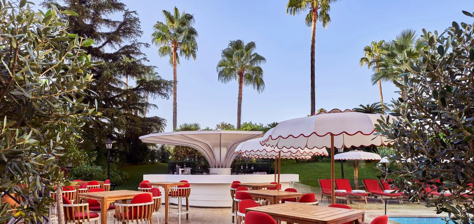 La terrasse piscine au Majestic Cannes