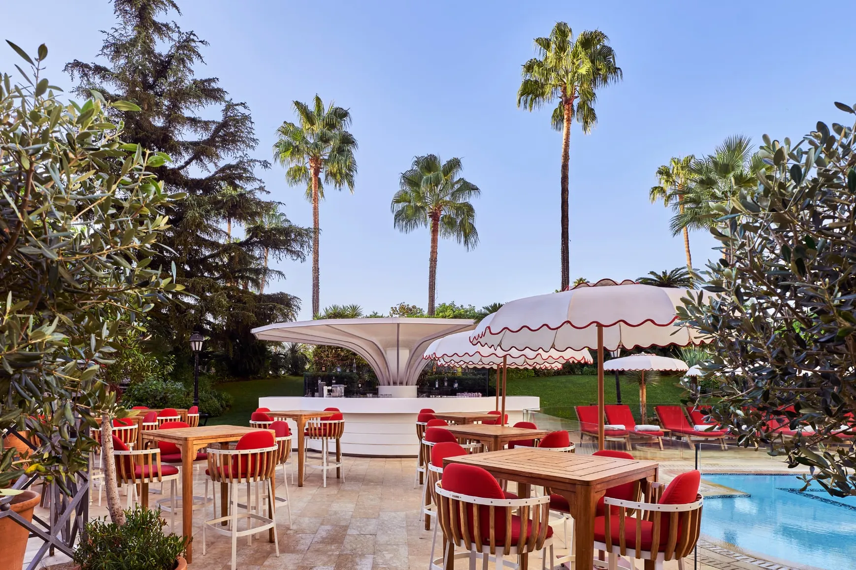 La terrasse piscine au Majestic Cannes