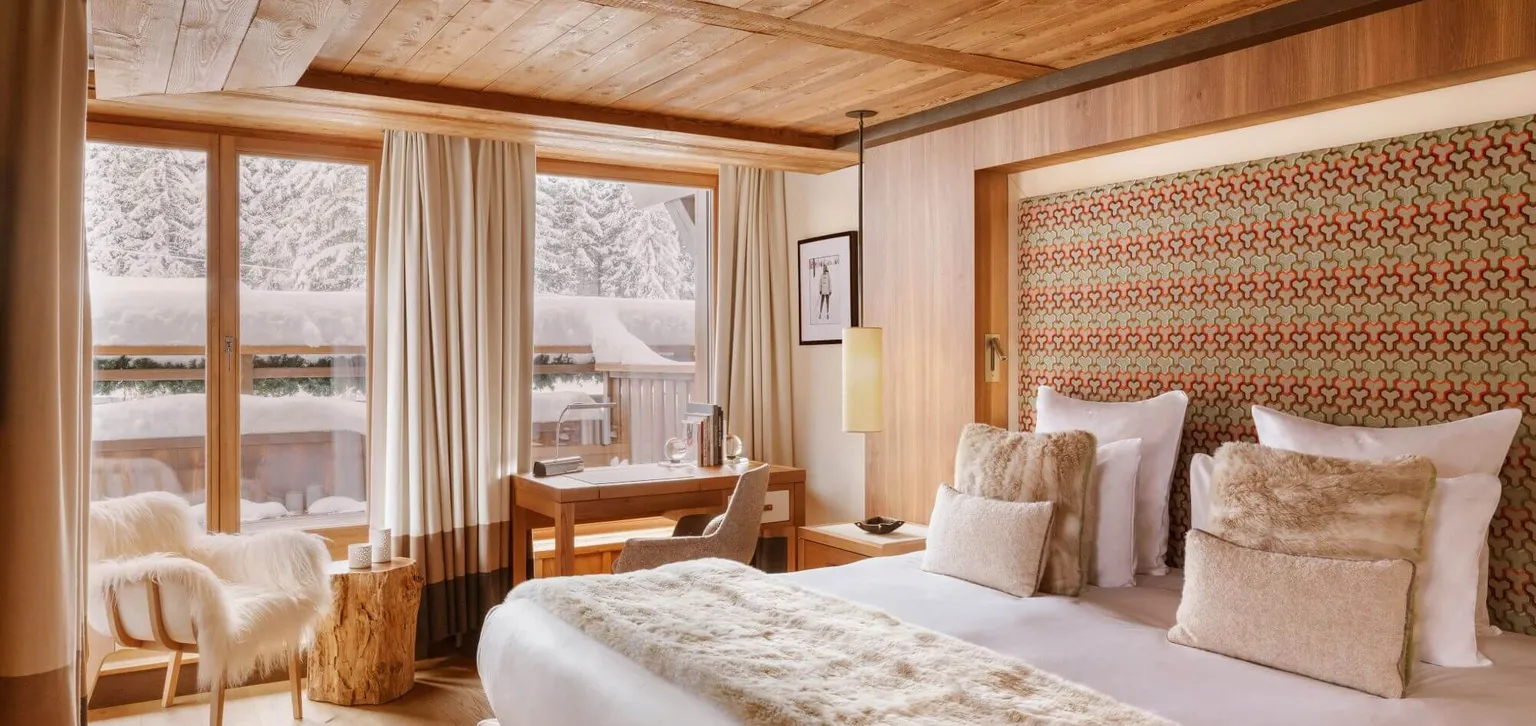 Junior Suite lit vue sur la baie vitrée, Hôtel Barrière Les Neiges Courchevel