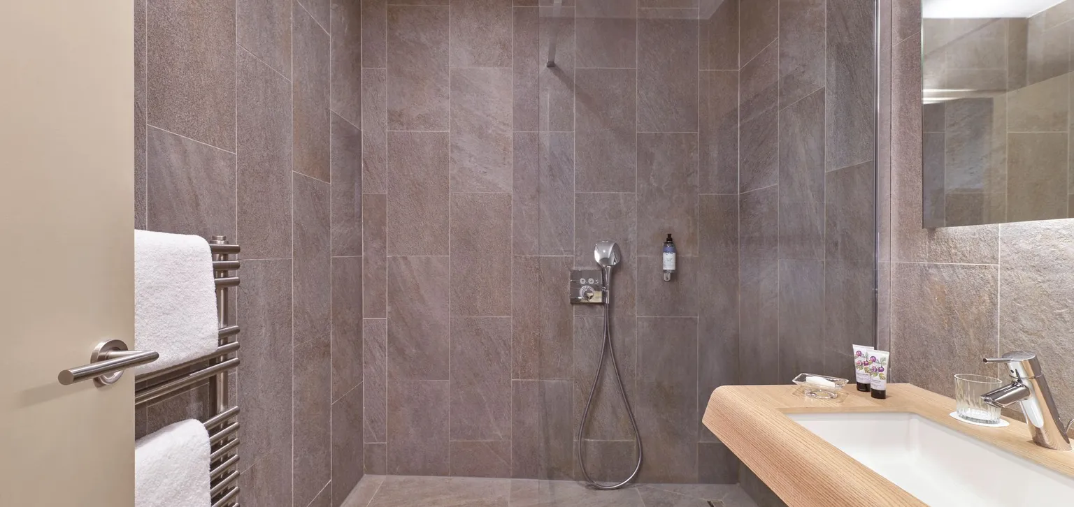 Chambre supérieure mer à l'hôtel du Golf à Deauville avec vue sur la salle de bain