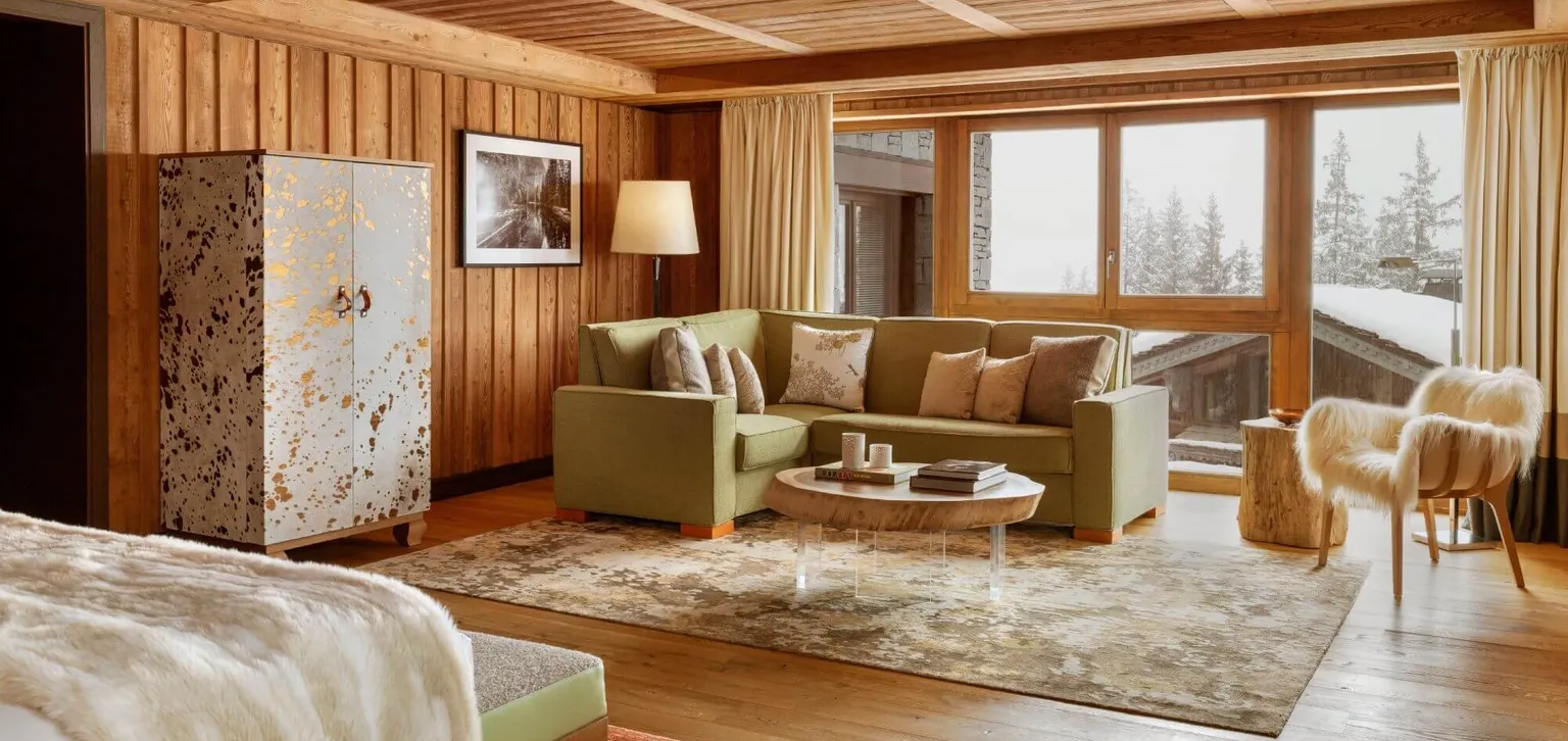 Junior Suite prestige espace salon et baie vitrée, Hôtel Les Neiges Courchevel