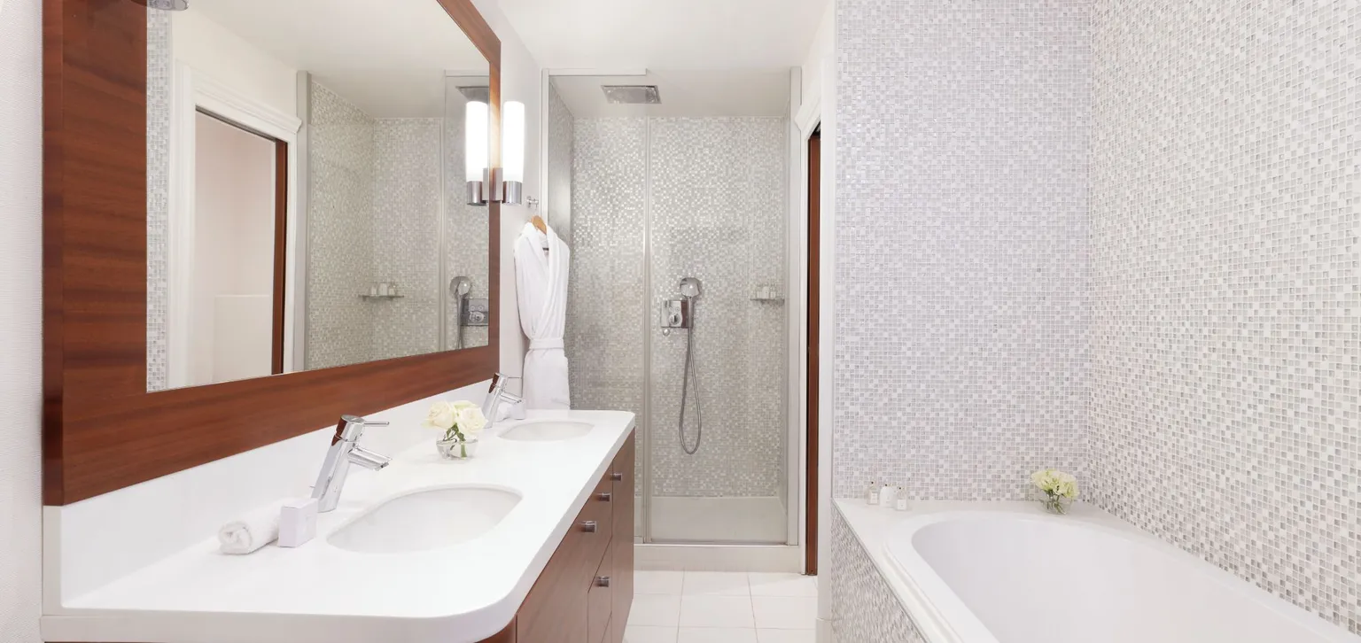 Salle de bain de la suite deluxe mer à l'hôtel Le Normandy à Deauville