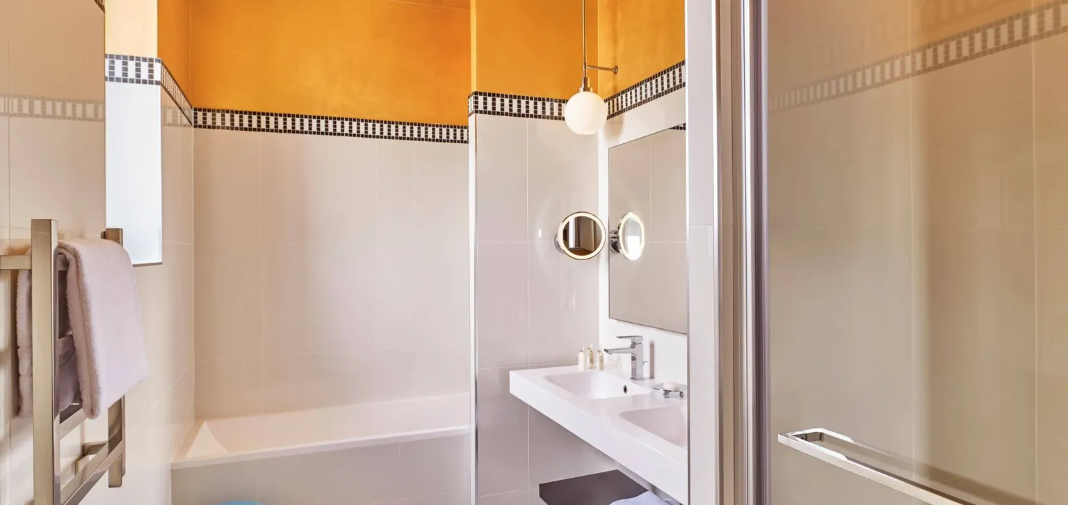 Douche et baignoire de la Junior Suite de l'hôtel Westminster au Touquet