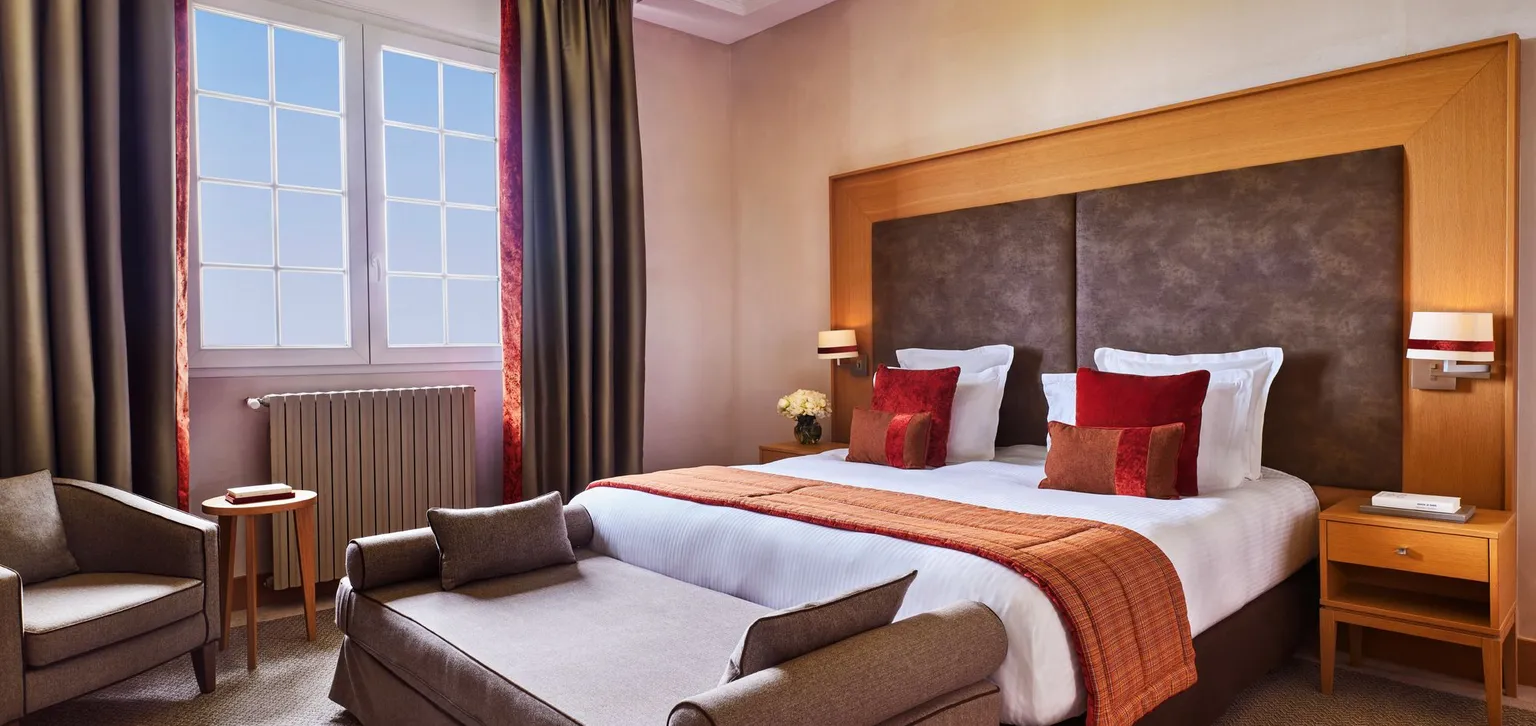 Chambre deluxe mer à l'hôtel du Golf à Deauville avec vue sur la salle d'ensemble et fenêtre