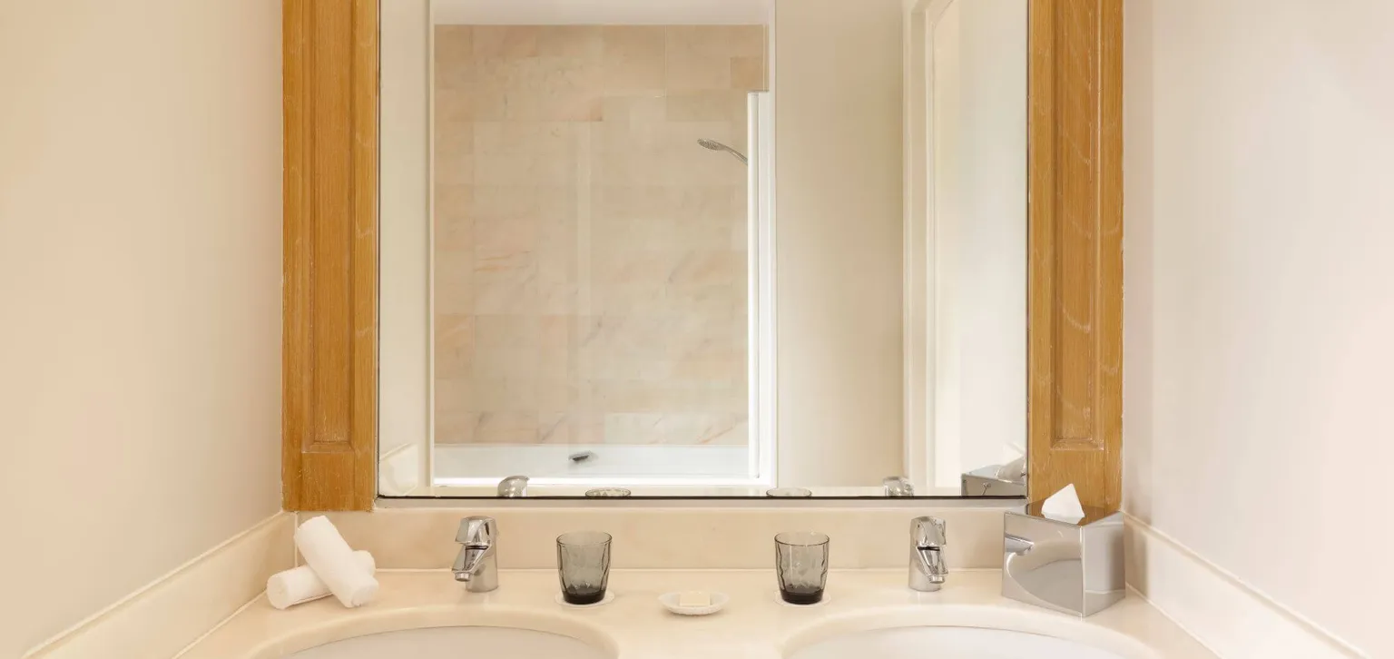 Salle de bain de la Suite Deluxe Mer de l'hôtel Le Castel Marie-Louise à La Baule
